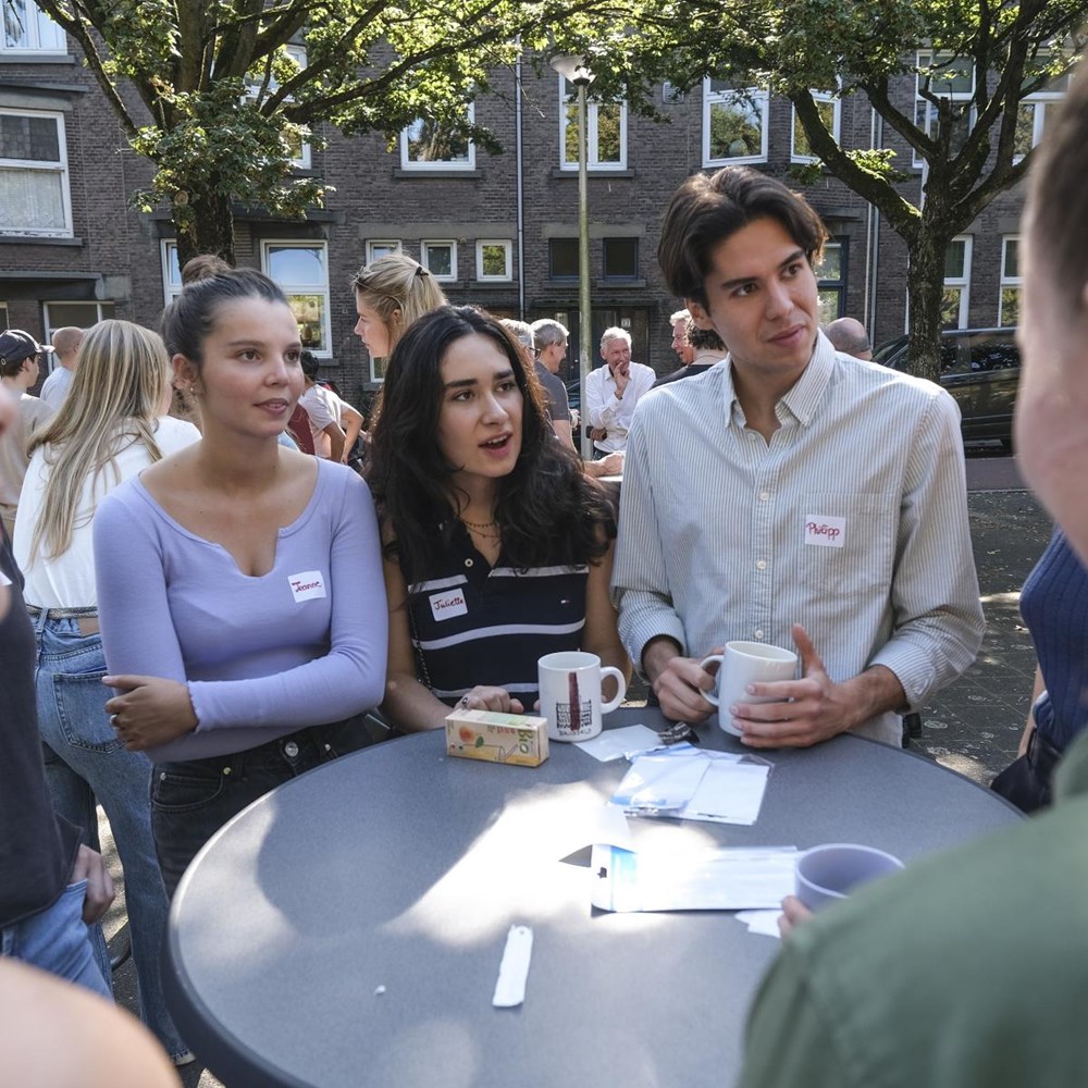 “Als je elkaar kent, bel je ook niet meteen de politie”