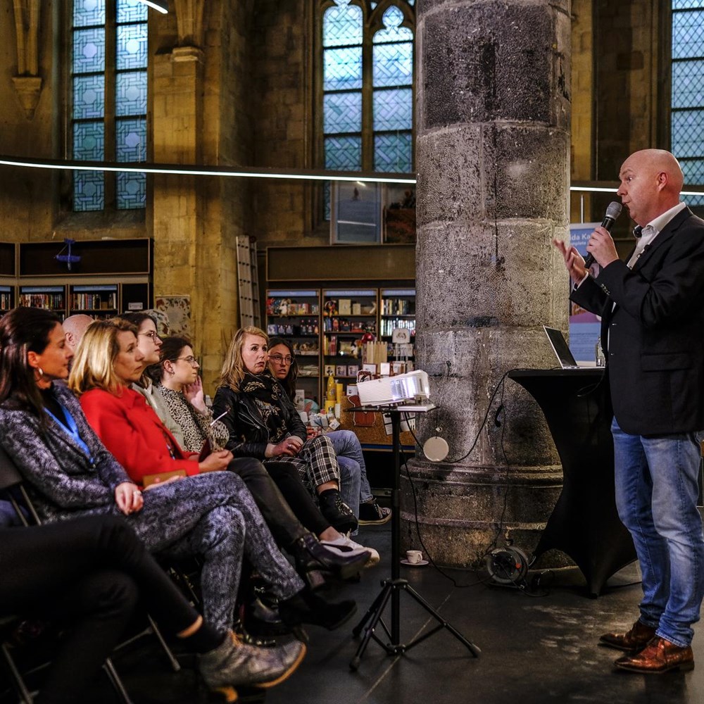 Wetenschap tussen de boekenplanken en barkrukken