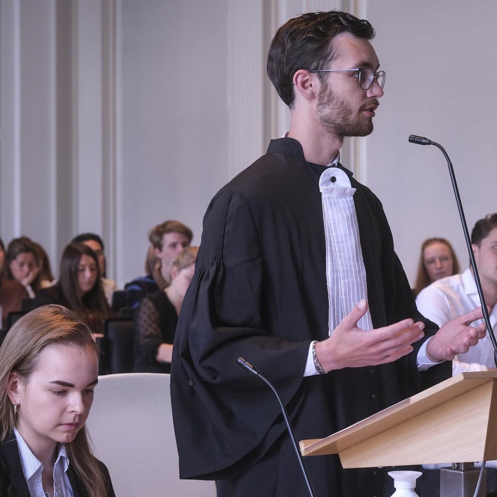 Acteurs inhuren om het onderwijs te verlevendigen