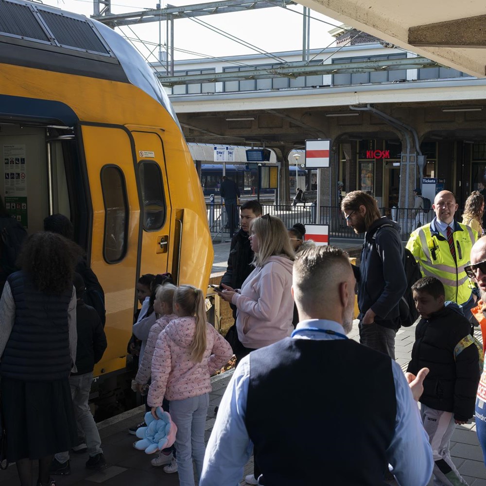 Studenten op pad met vluchtelingenkinderen