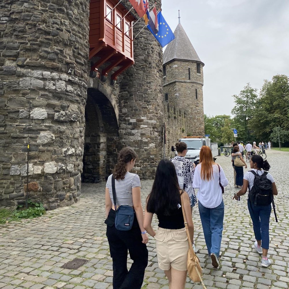 Op je telefoonscherm Maastricht ontdekken  