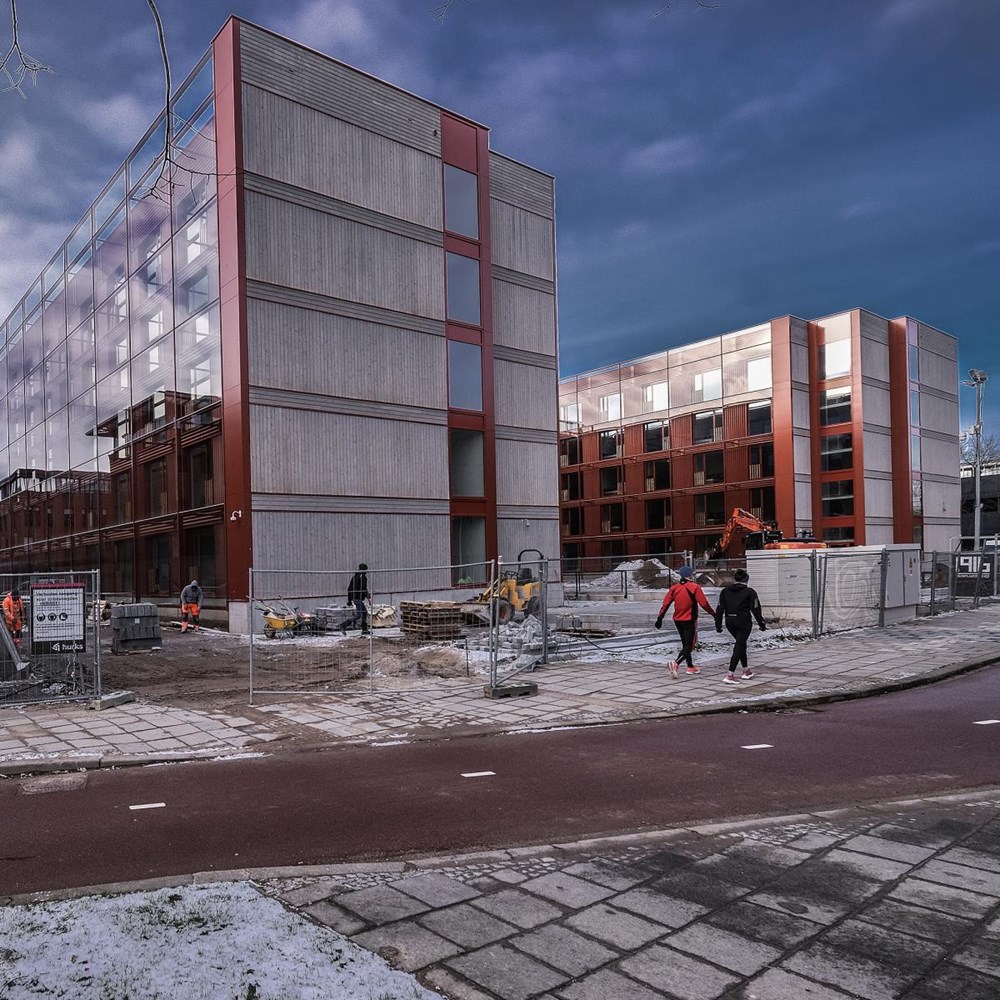 “Het gebouw is bewoonbaar” zegt de aannemer, toch staan 500 studenten op straat