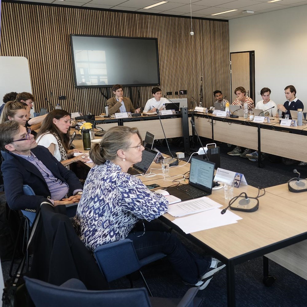 Tweetalig vergaderen: elders gebruikelijk, maar in Maastricht niet