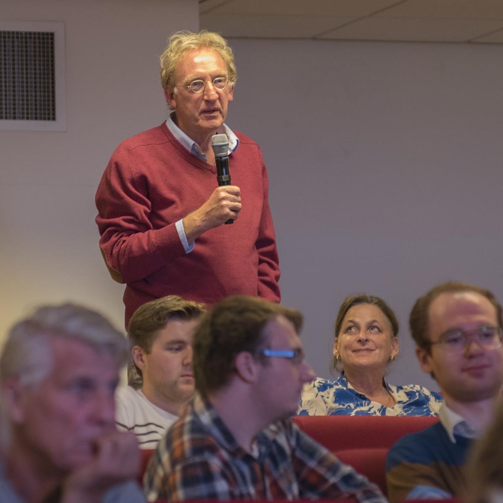 “Wie mij wil voorschrijven in welke taal ik onderwijs geef, tast mijn academische vrijheid aan”