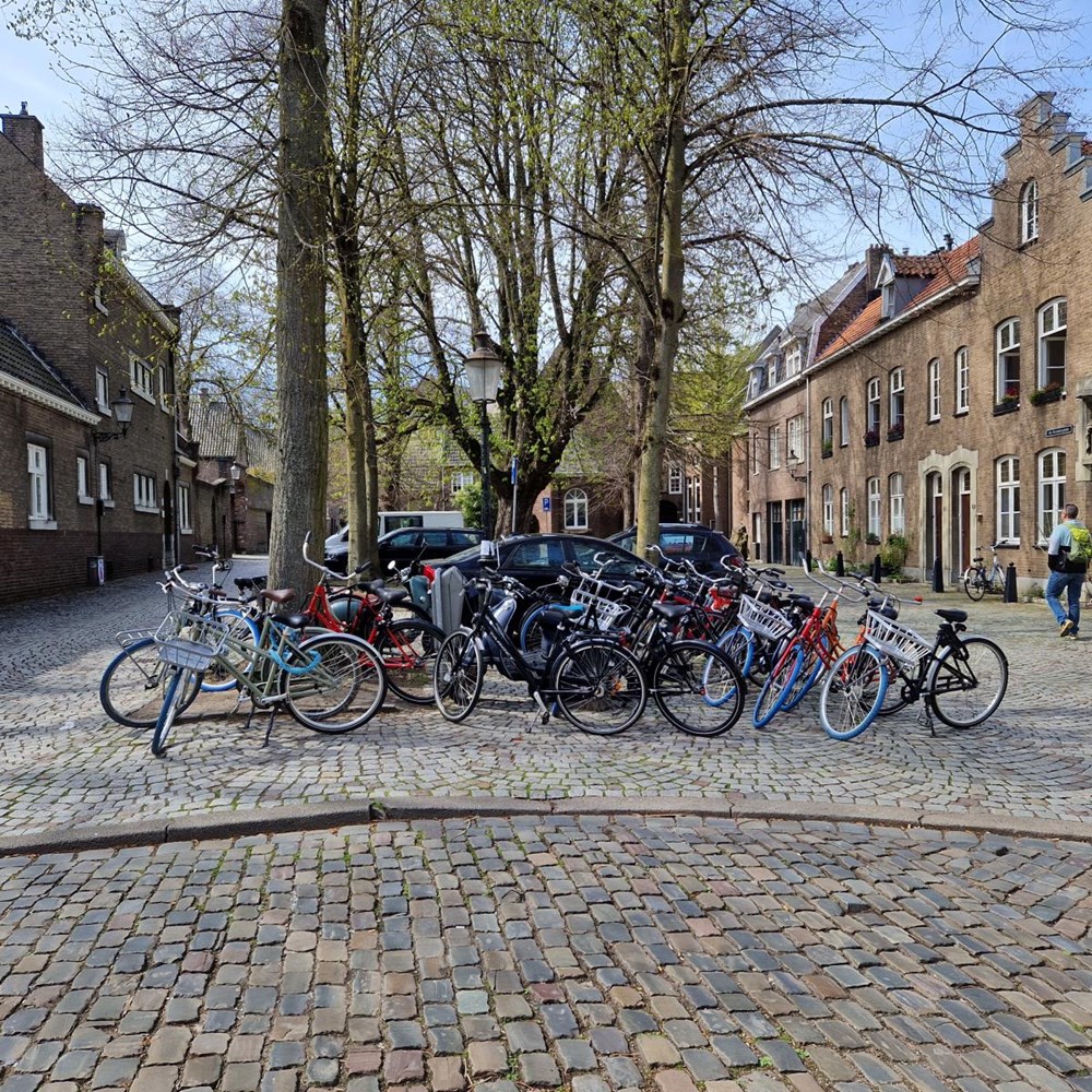 Vragen in gemeenteraad over foutgeparkeerde fietsen