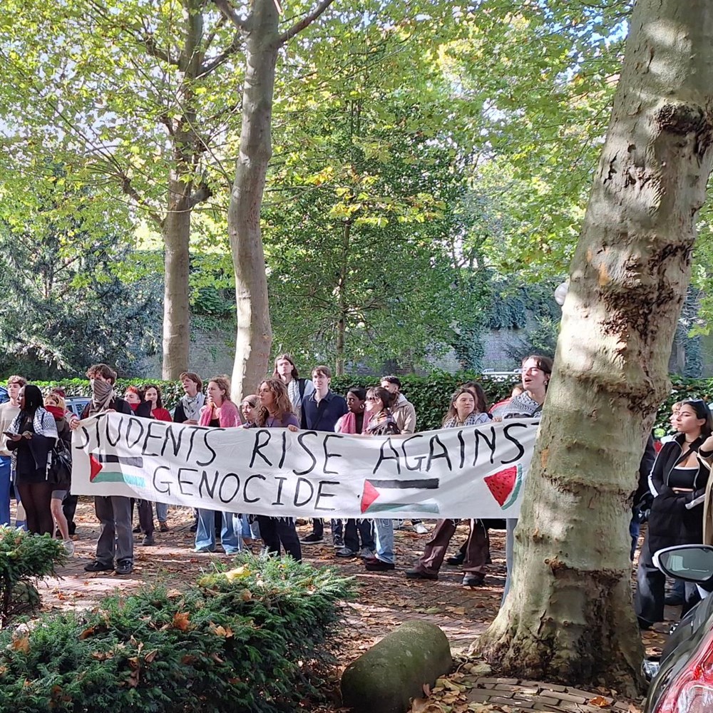 Pro-Palestijnse betogers trekken langs universiteitsgebouwen in binnenstad