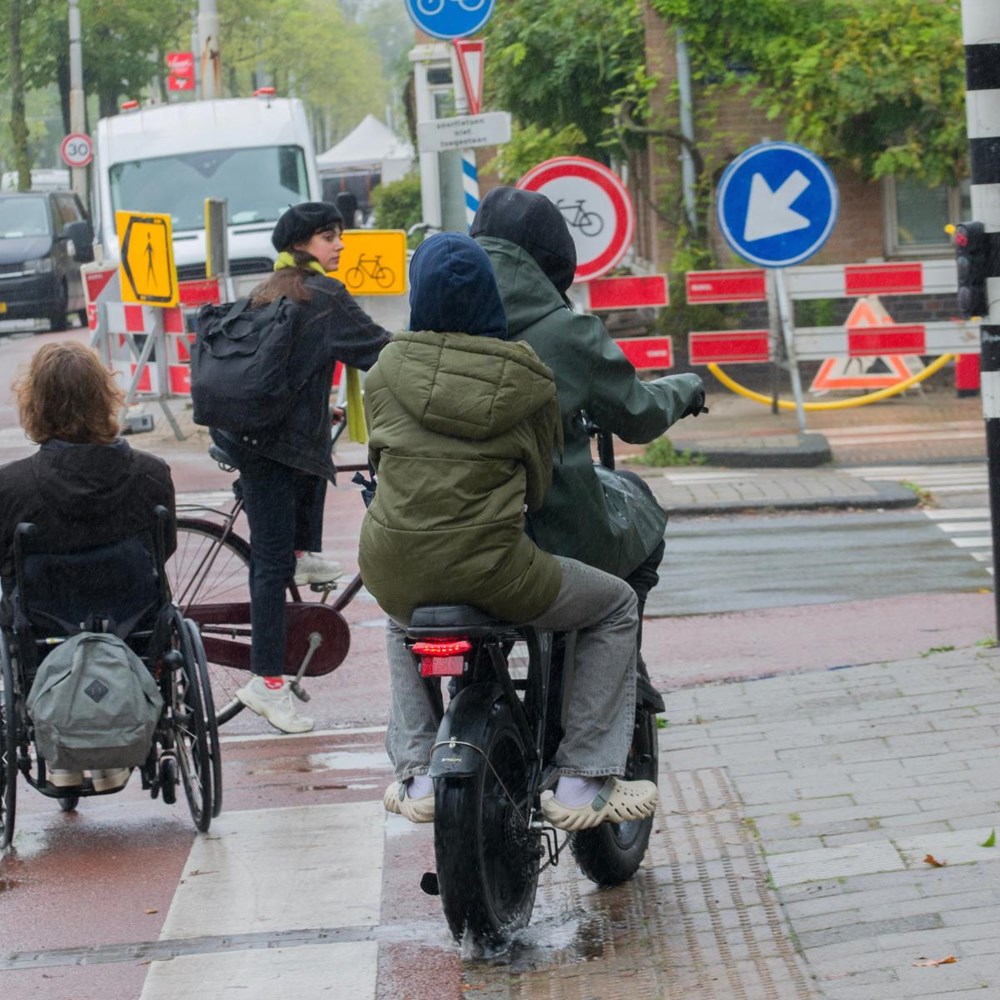 “Laten we als UM het goede voorbeeld geven: zet die helm op!”