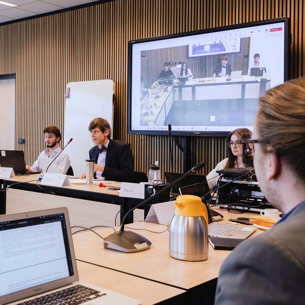 “Niets anders dan rancune tegen de vermeende ivoren toren”