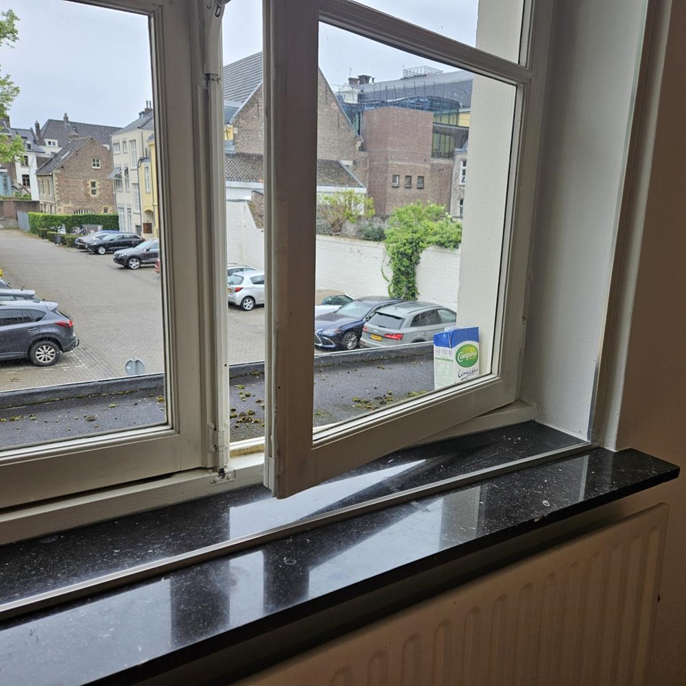 Het pak melk op de vensterbank