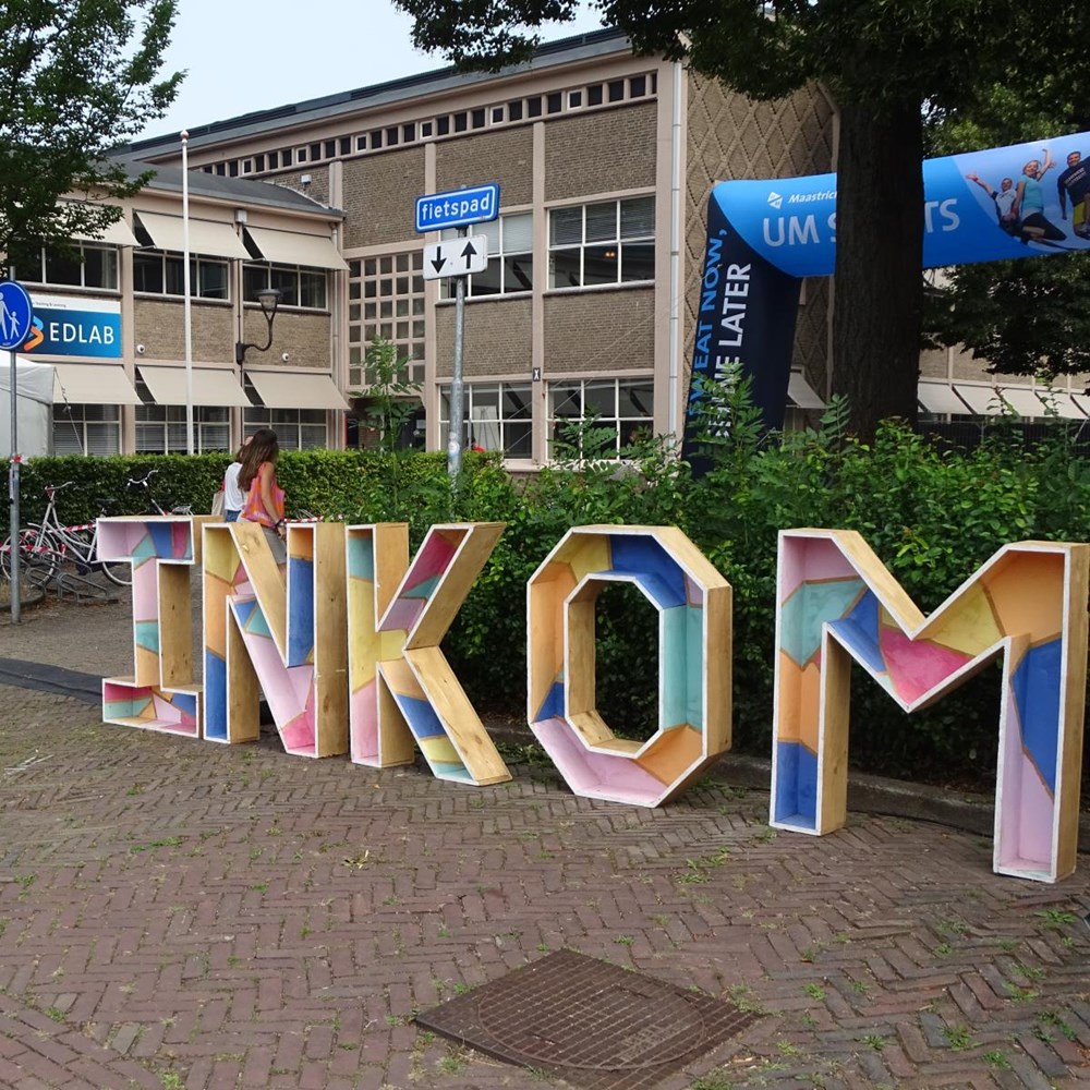 Spijkerpoepen en ranja voor internationals