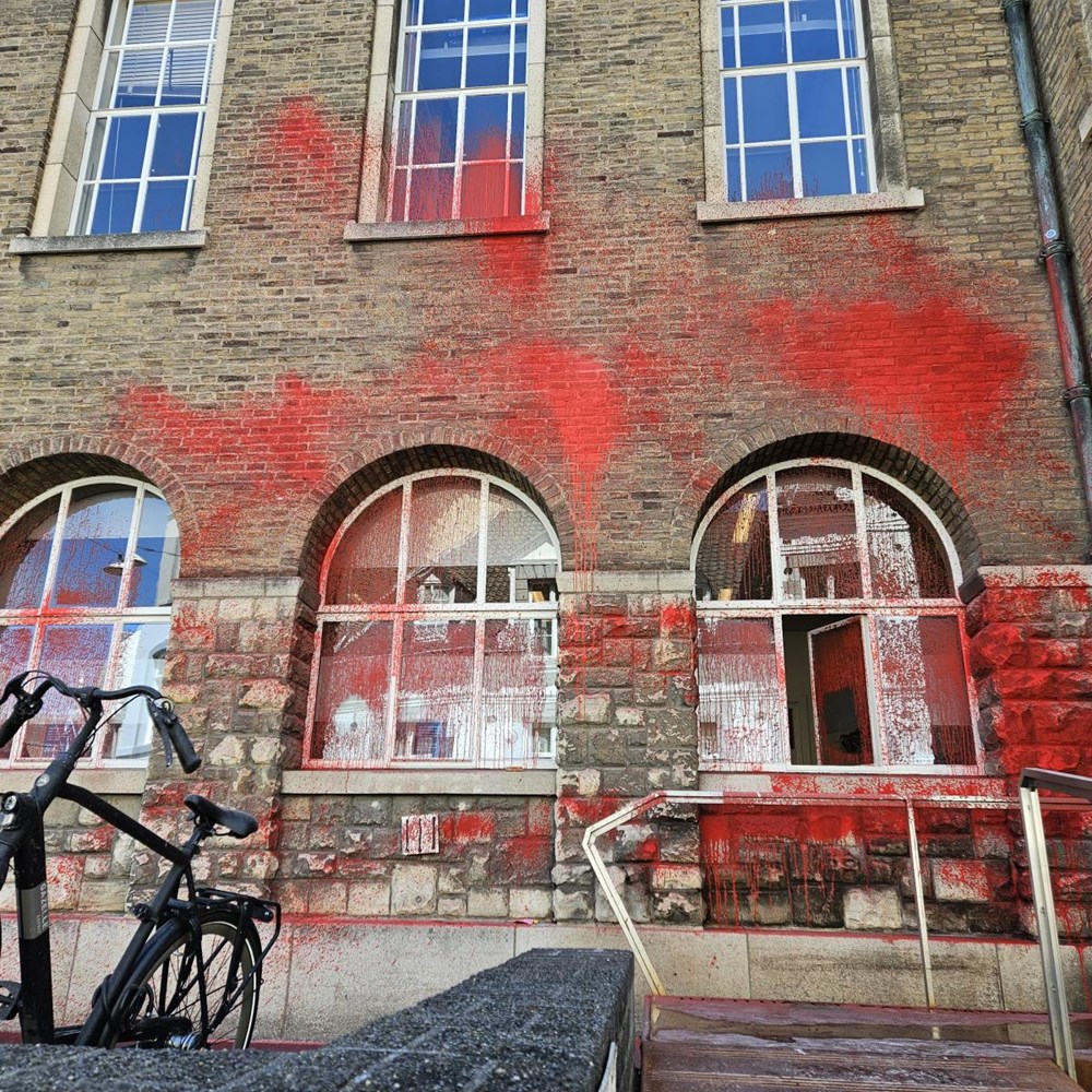 Gevel rechtenfaculteit besmeurd met rode verf