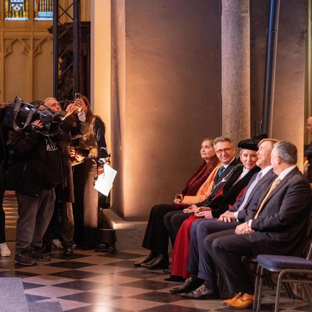 Diesviering: Feestelijk trompetgeschal afgewisseld met sombere woorden