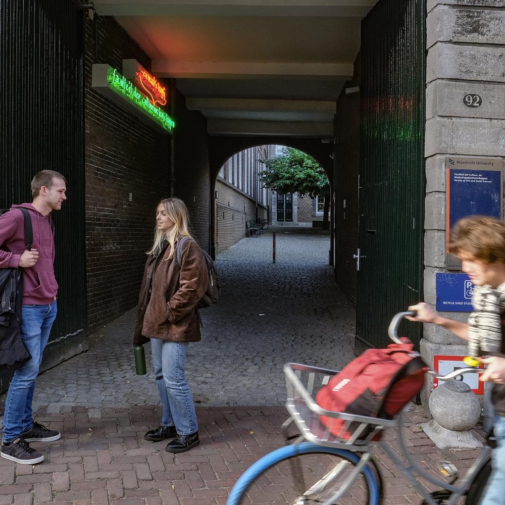 Grotere tutorgroepen, samengevoegde vakken: FASoS gaat pgo ‘hervormen’
