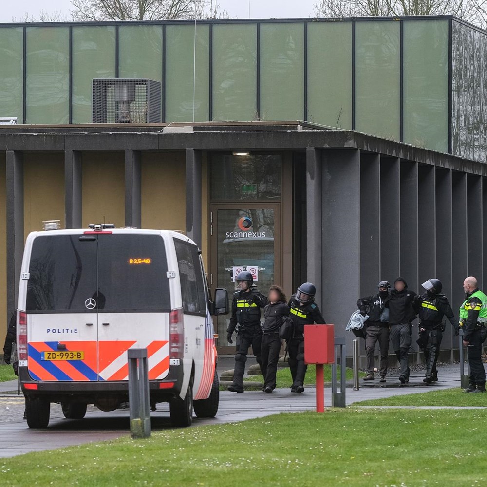 UPDATE Bezetting beëindigd, activisten naar buiten geleid