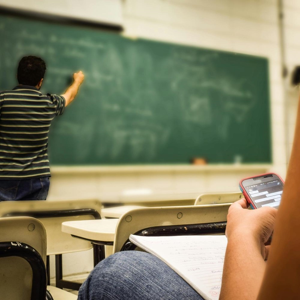 Strikt telefoonverbod op middelbare school niet per se beter