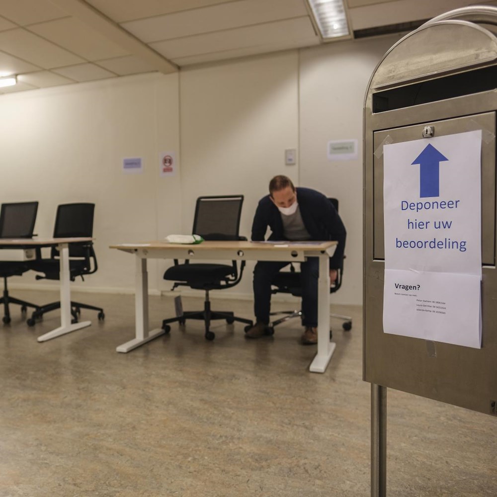 Spot the difference between desk 1 and desk 2