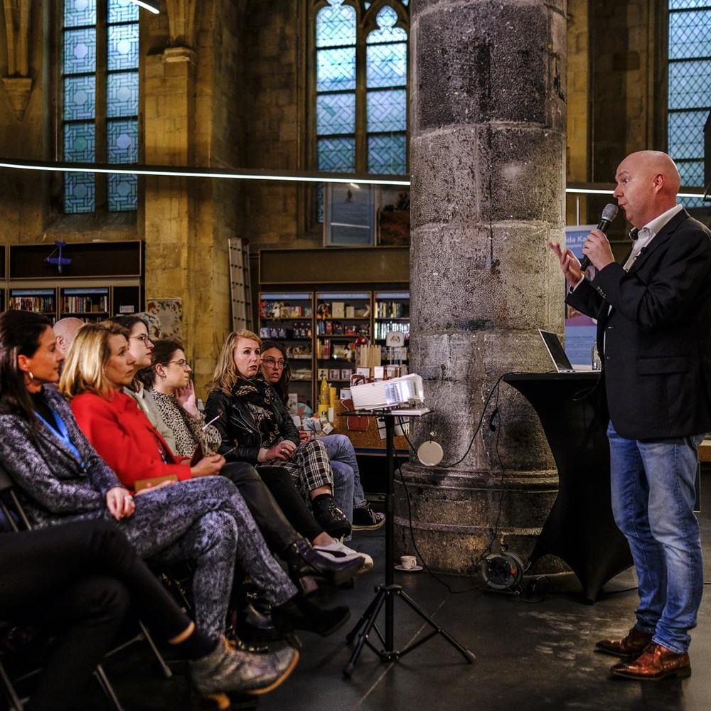 Science among book shelves and bar stools