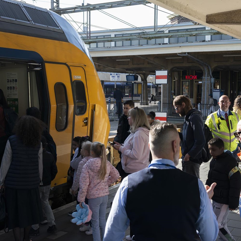 Students go on field trip with refugee children