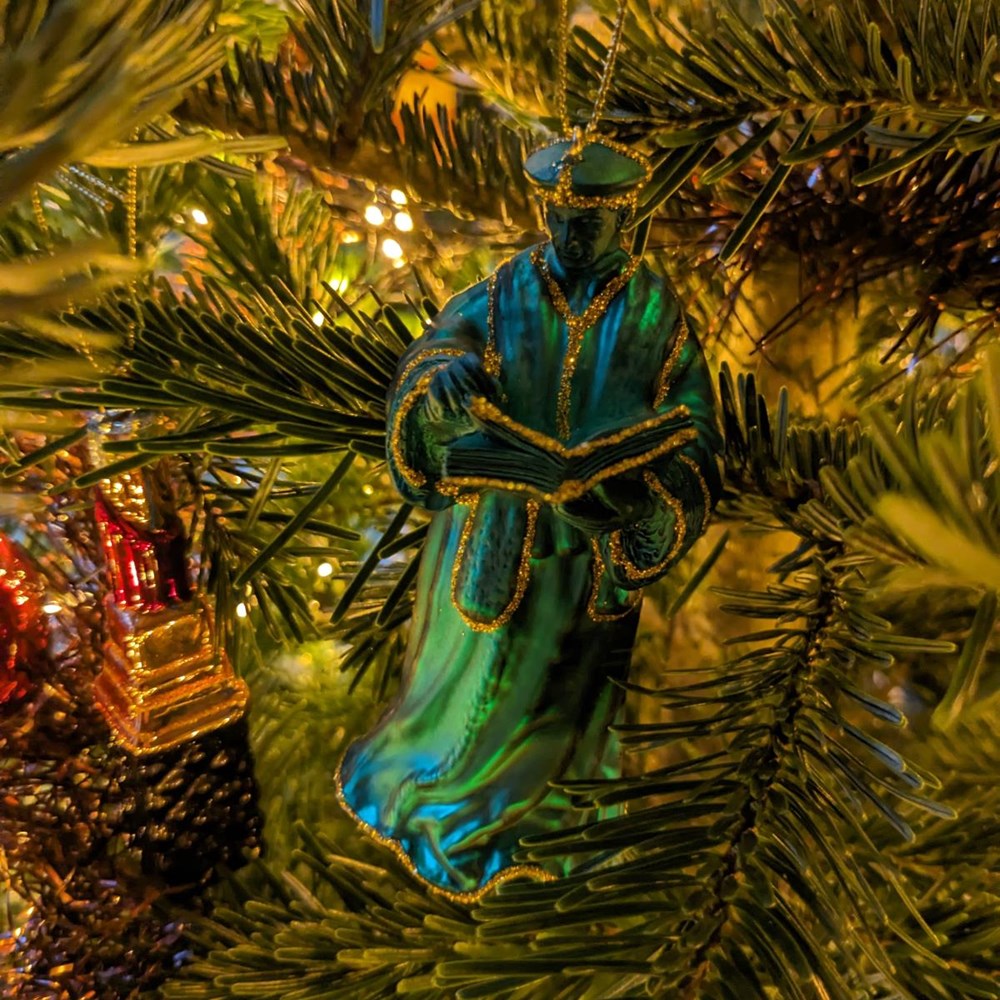 Money or an old-fashioned Christmas hamper
