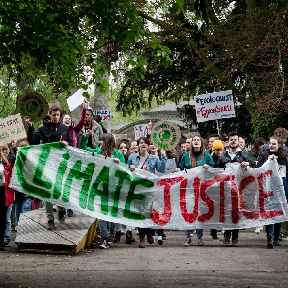 Amsterdam students help with climate anxiety and few UM-employees 'swap' Good Friday