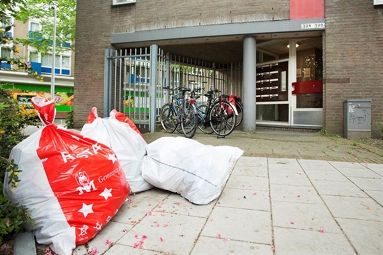 Aise de Pagter (links) en Jasper Bongers (rechts) van herendispuut Bonobo doen de boodschappen