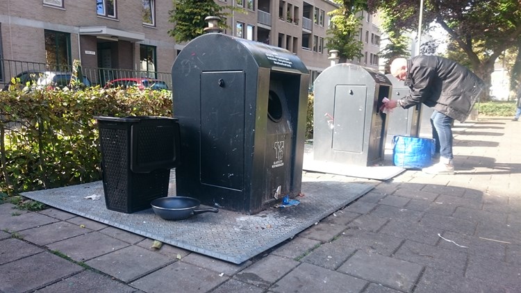 Afvalcoach haalt bezem door Mariaberg