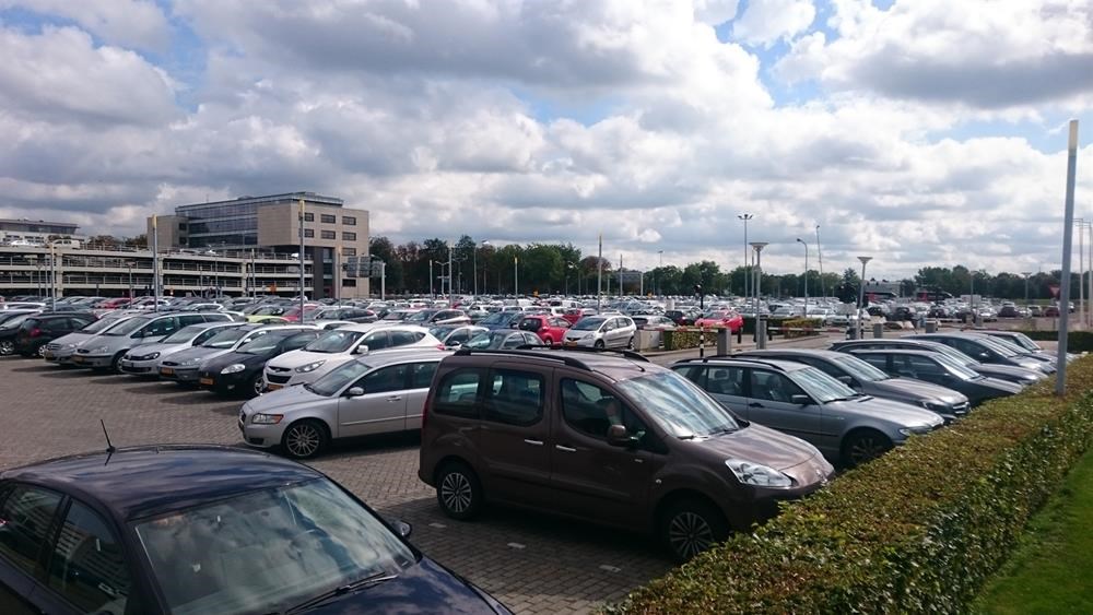 Met de auto als je dichtbij woont? Hoger parkeertarief