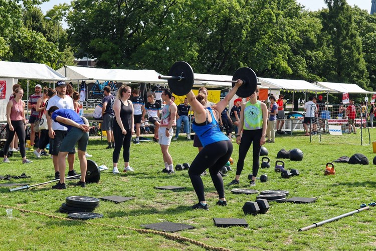 Sportdag: ze doen aan spikeball. Spikeball?
