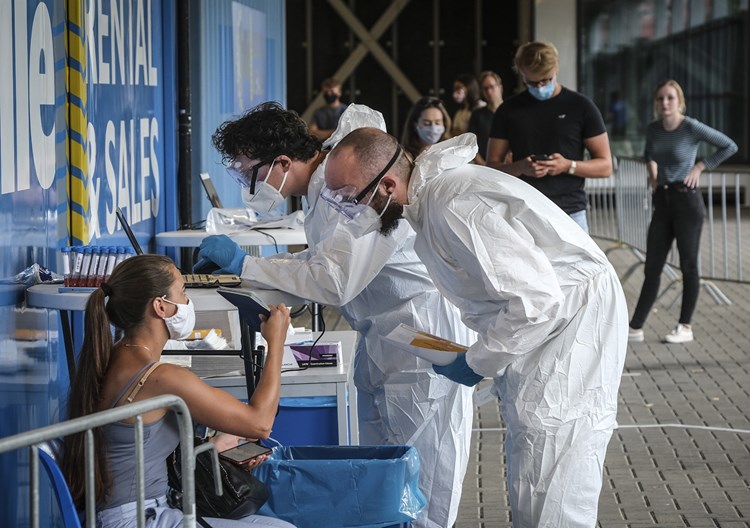 Het moment dat het wattenstaafje in haar neus verdwijnt, is voor eeuwig vastgelegd