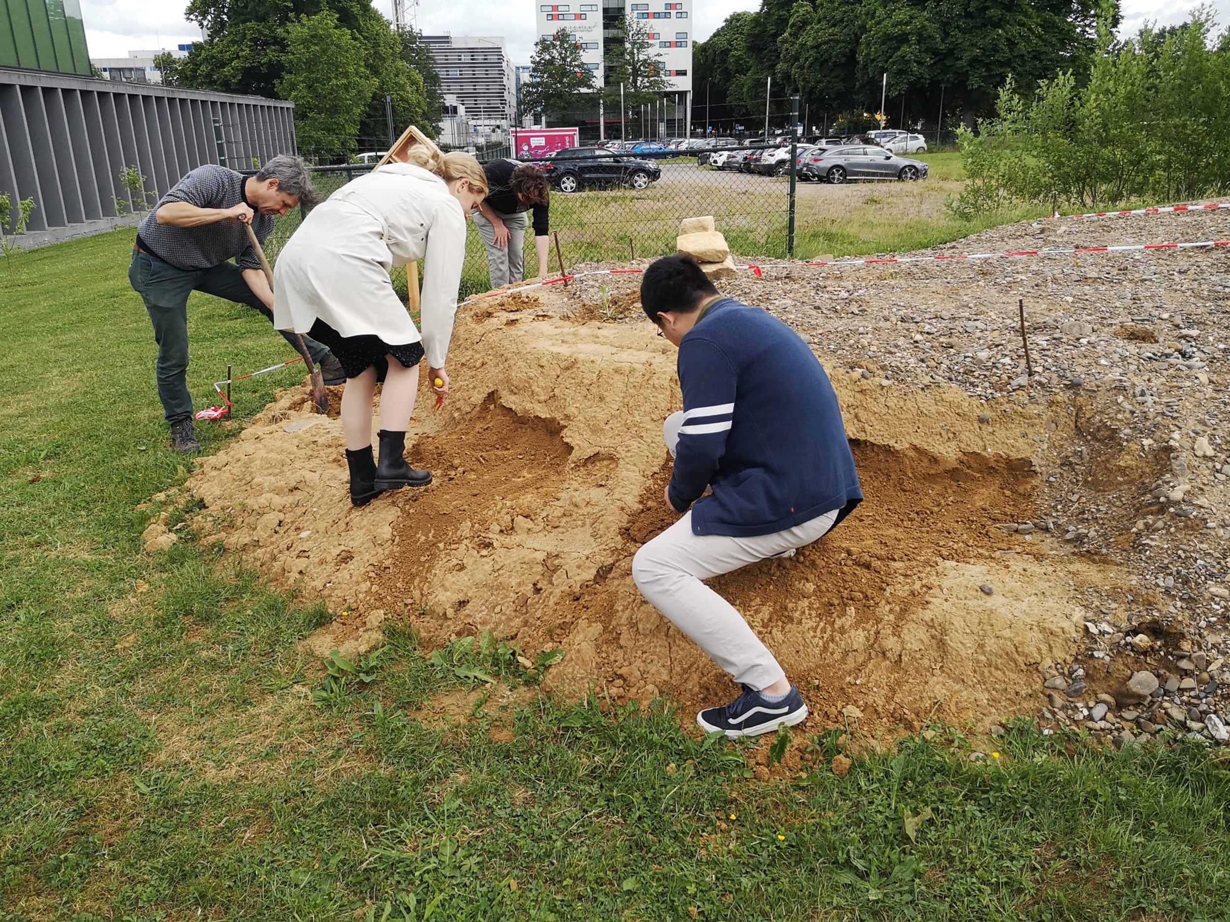 Hulp voor de tunnelgravende bij en een toepasselijke achternaam