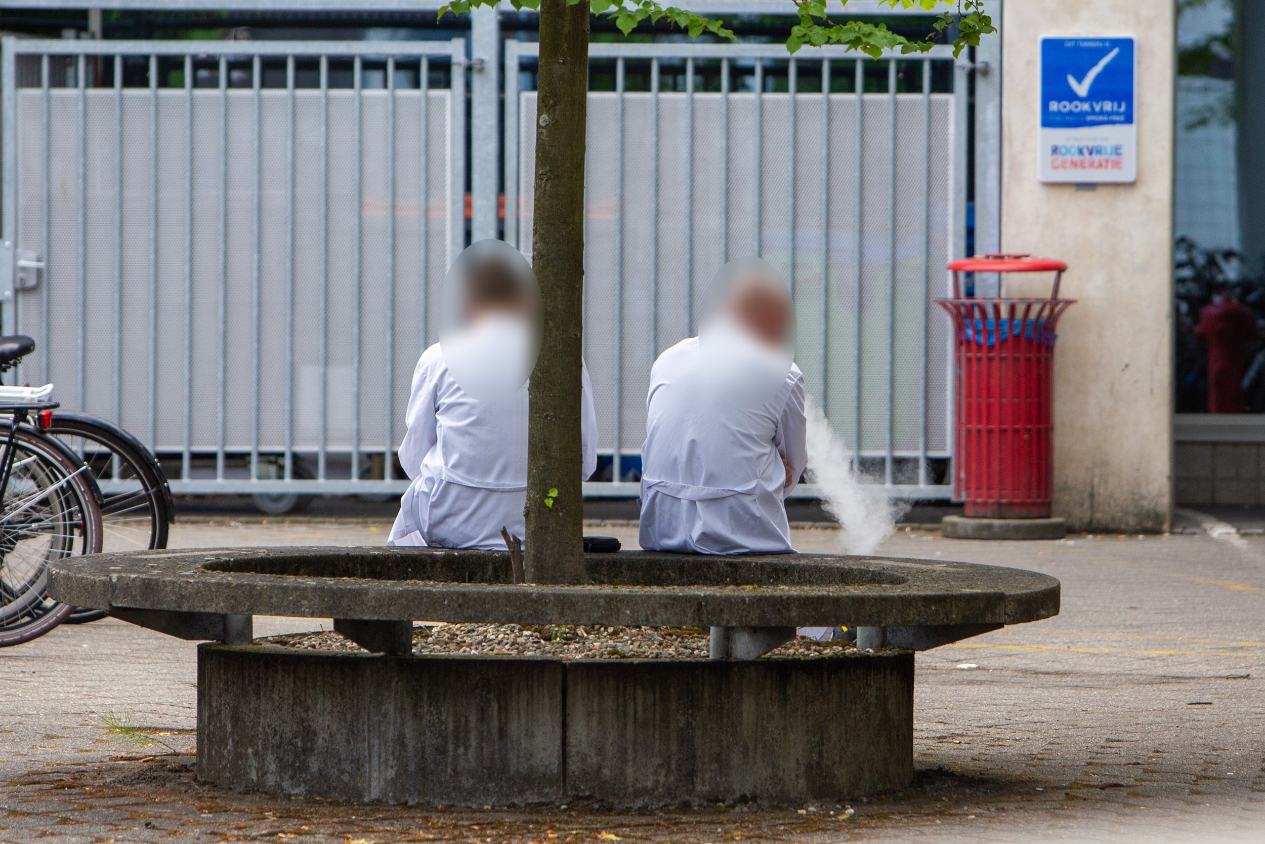 Rokers aan de UM zorgen voor overlast