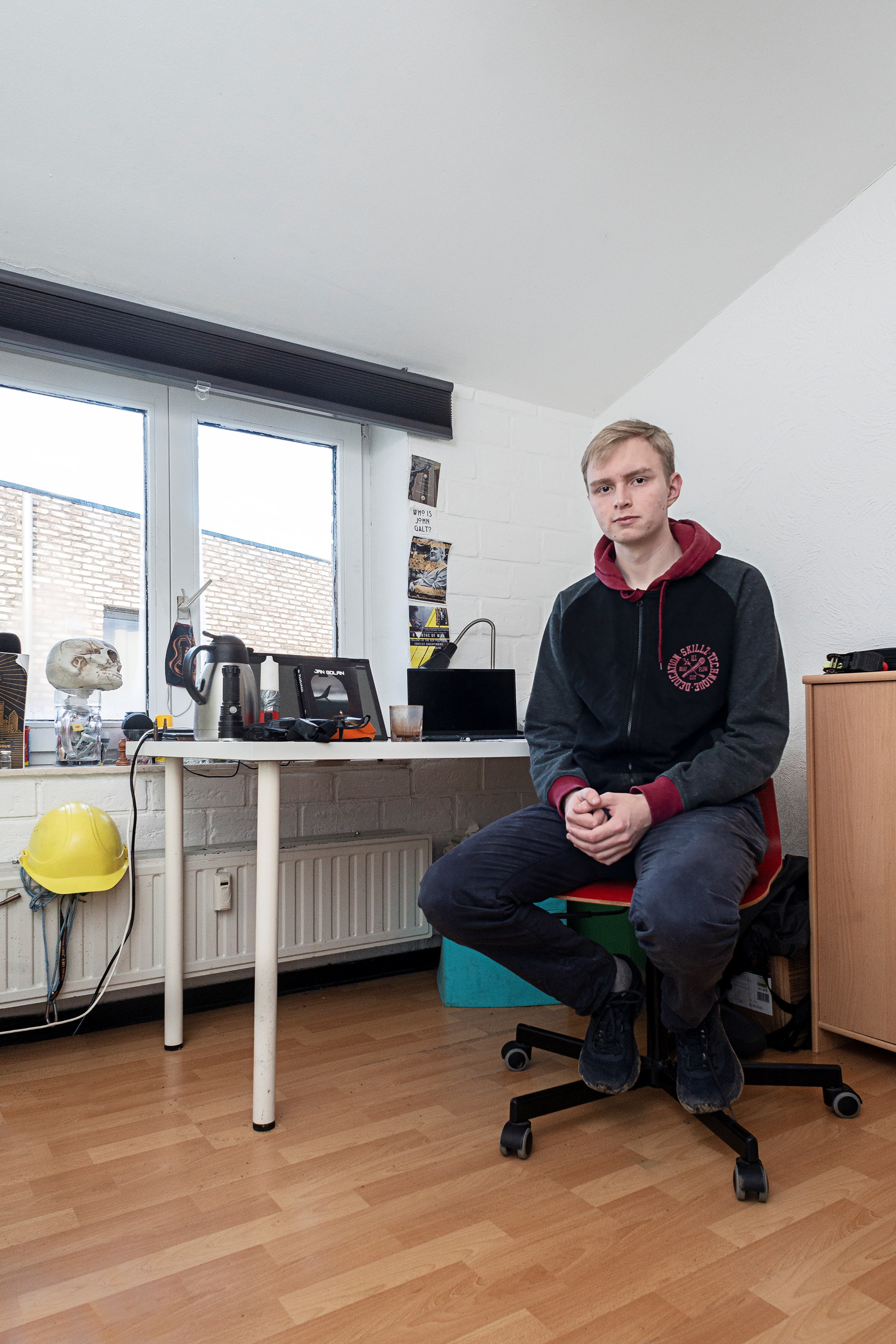 Er liggen twee exemplaren van een boek op tafel – hij heeft het zelf geschreven