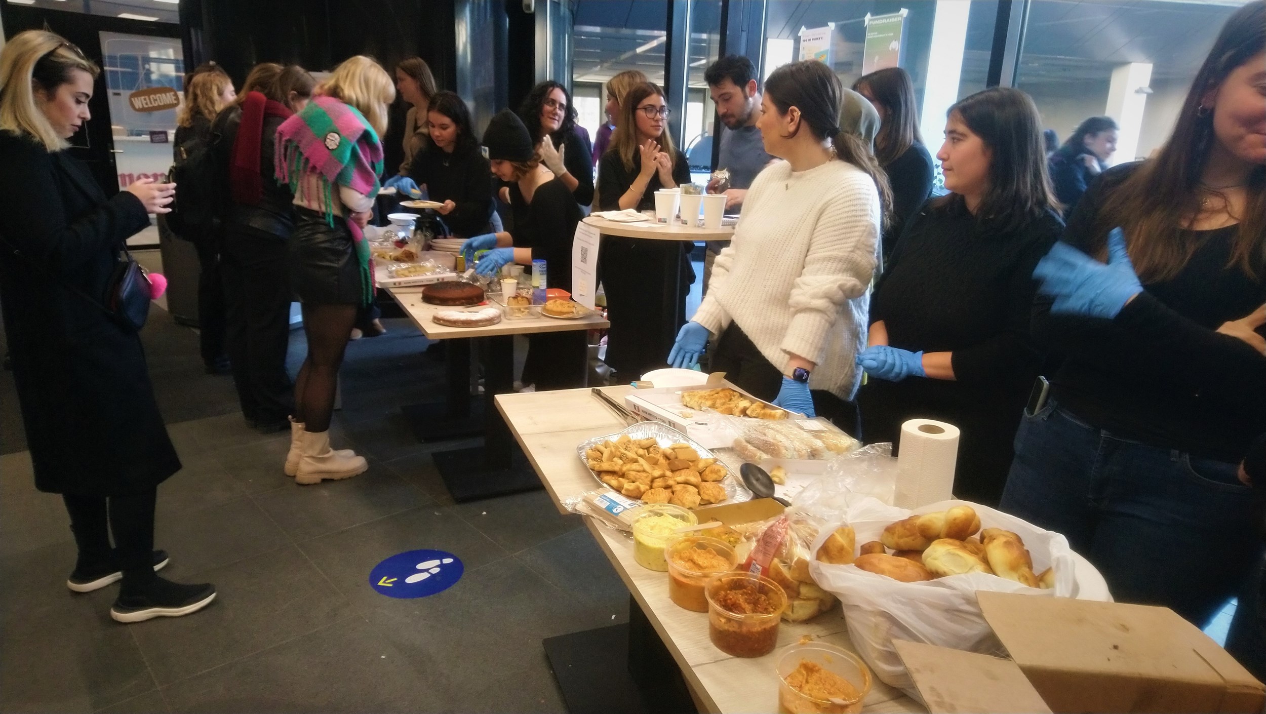 Turkse snacks en een jamsessie: UM-studenten zamelen geld in voor slachtoffers aardbeving