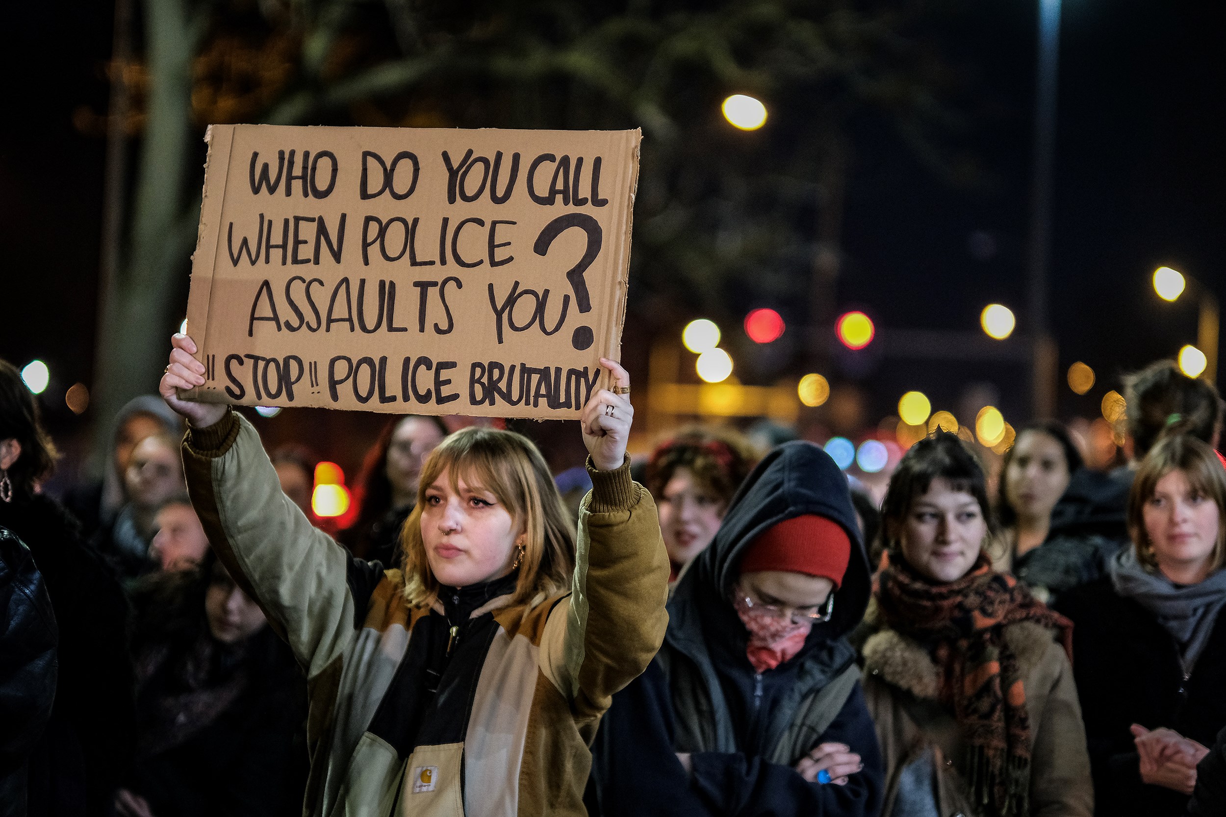 Studenten demonstreren tegen politiegeweld tijdens beëindiging illegaal huisfeest