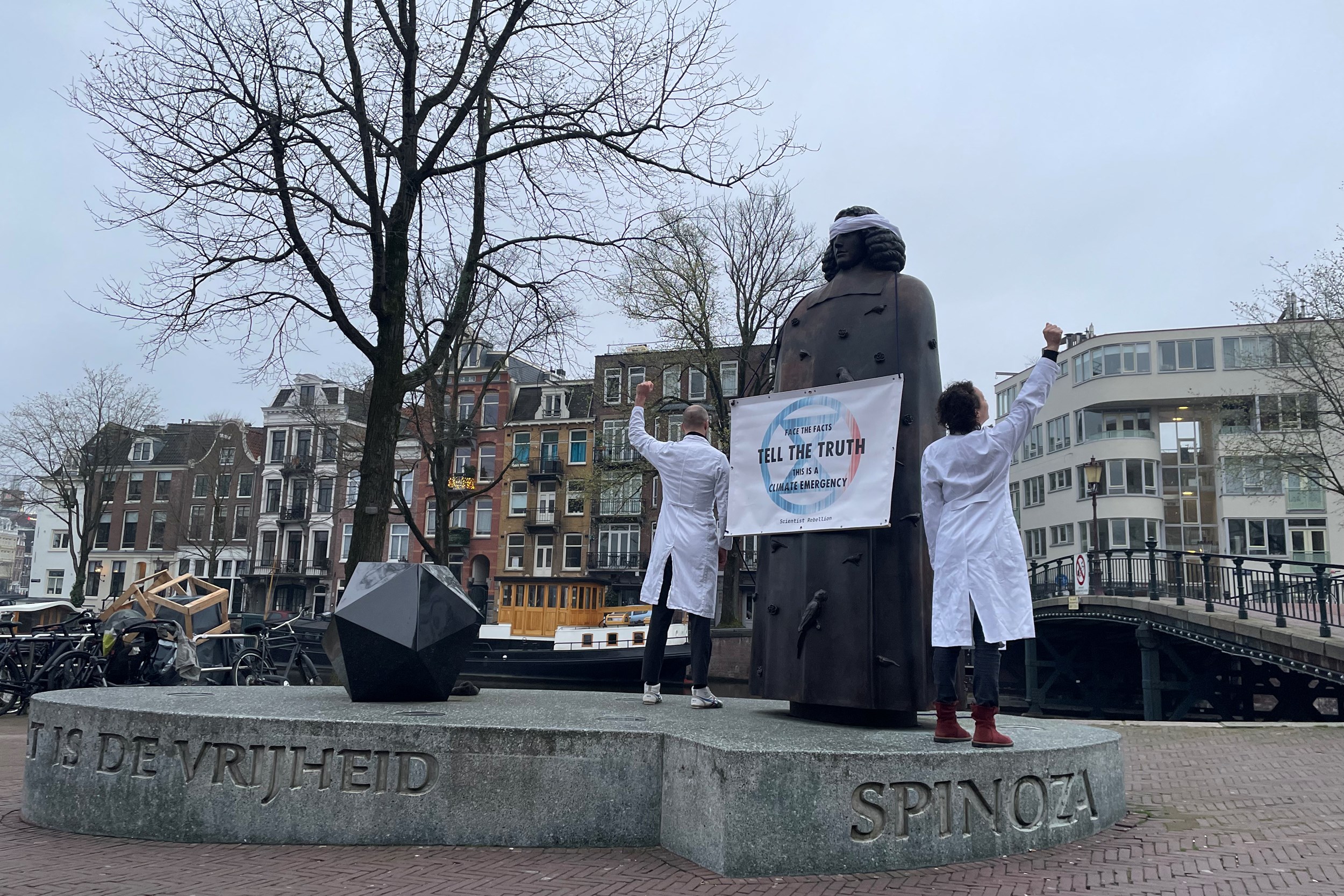 Geblinddoekte standbeelden en Maastricht wipt zo veel mogelijk tegels