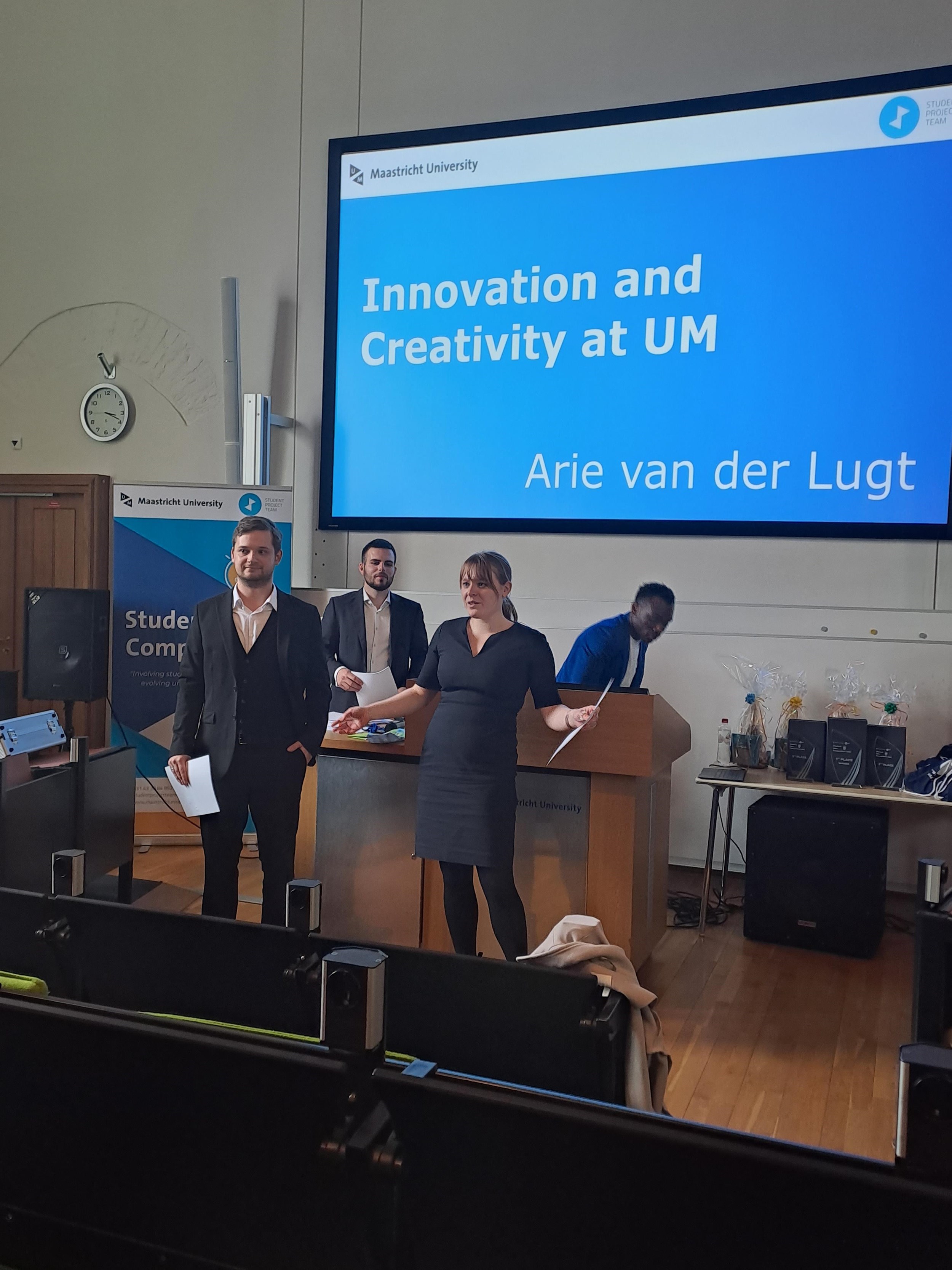 Huisdierentherapie voor studenten en dansen op ABBA