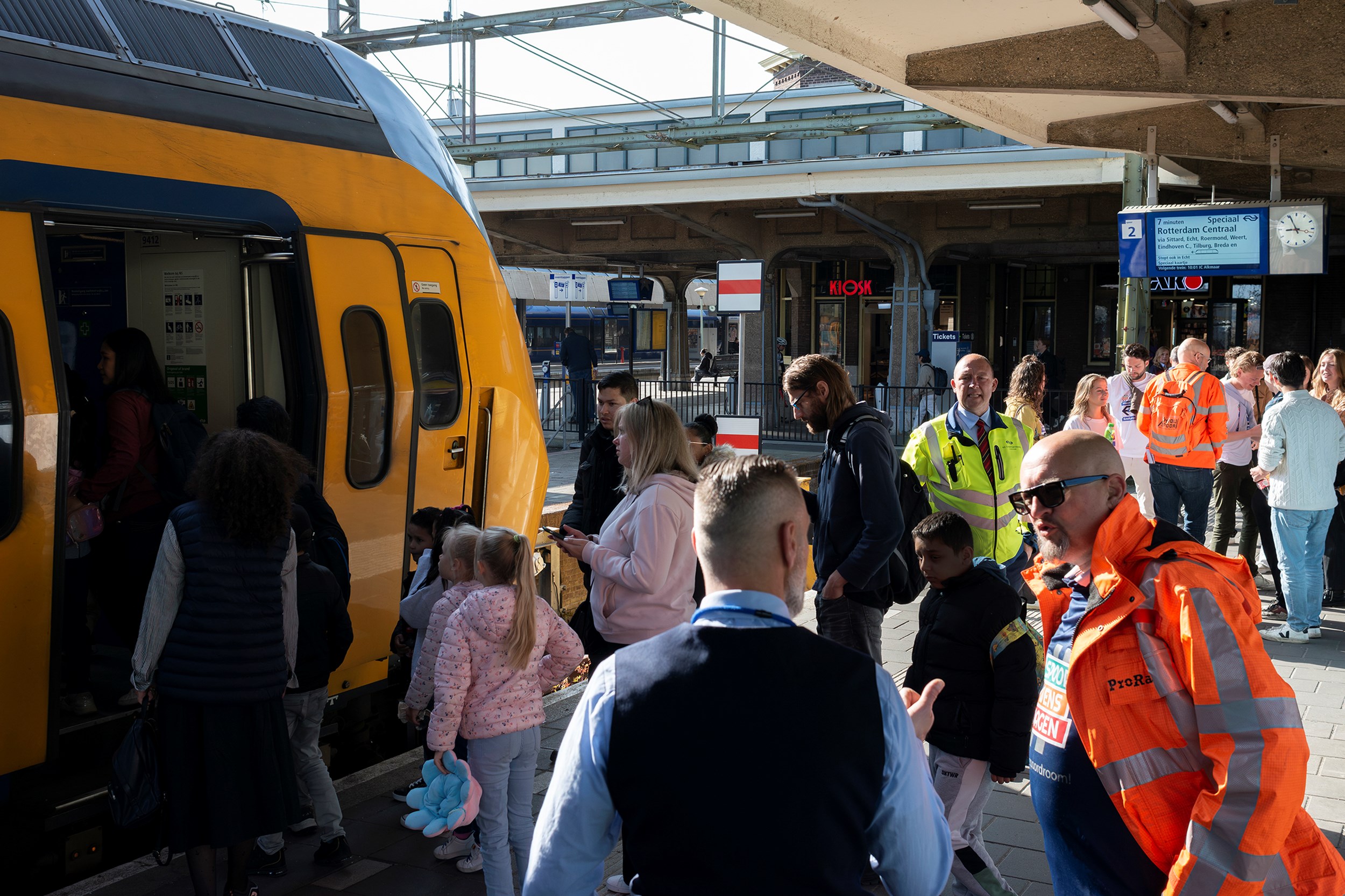 Studenten op pad met vluchtelingenkinderen