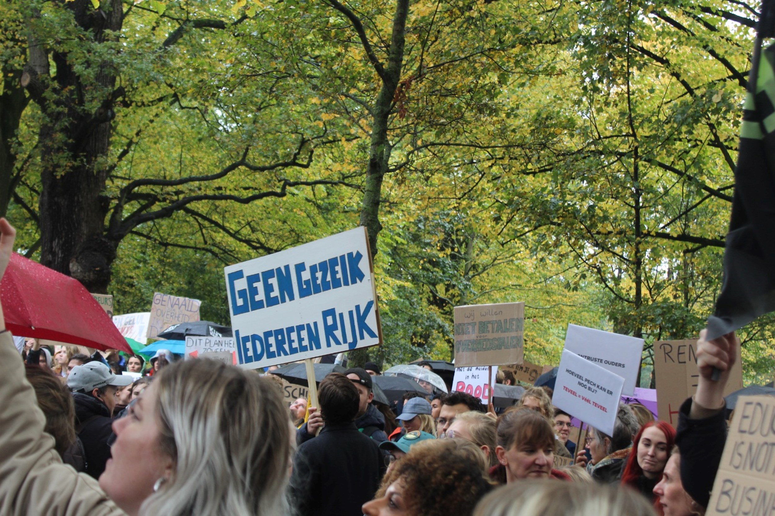 “Rente op nul, rente op nul” Paar honderd demonstranten bij Tweede Kamer