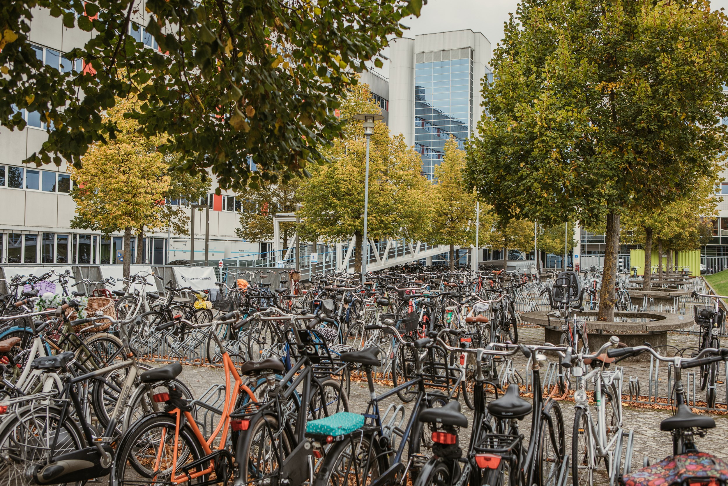 Voorstel: extra werkplekken voor stagiairs FHML