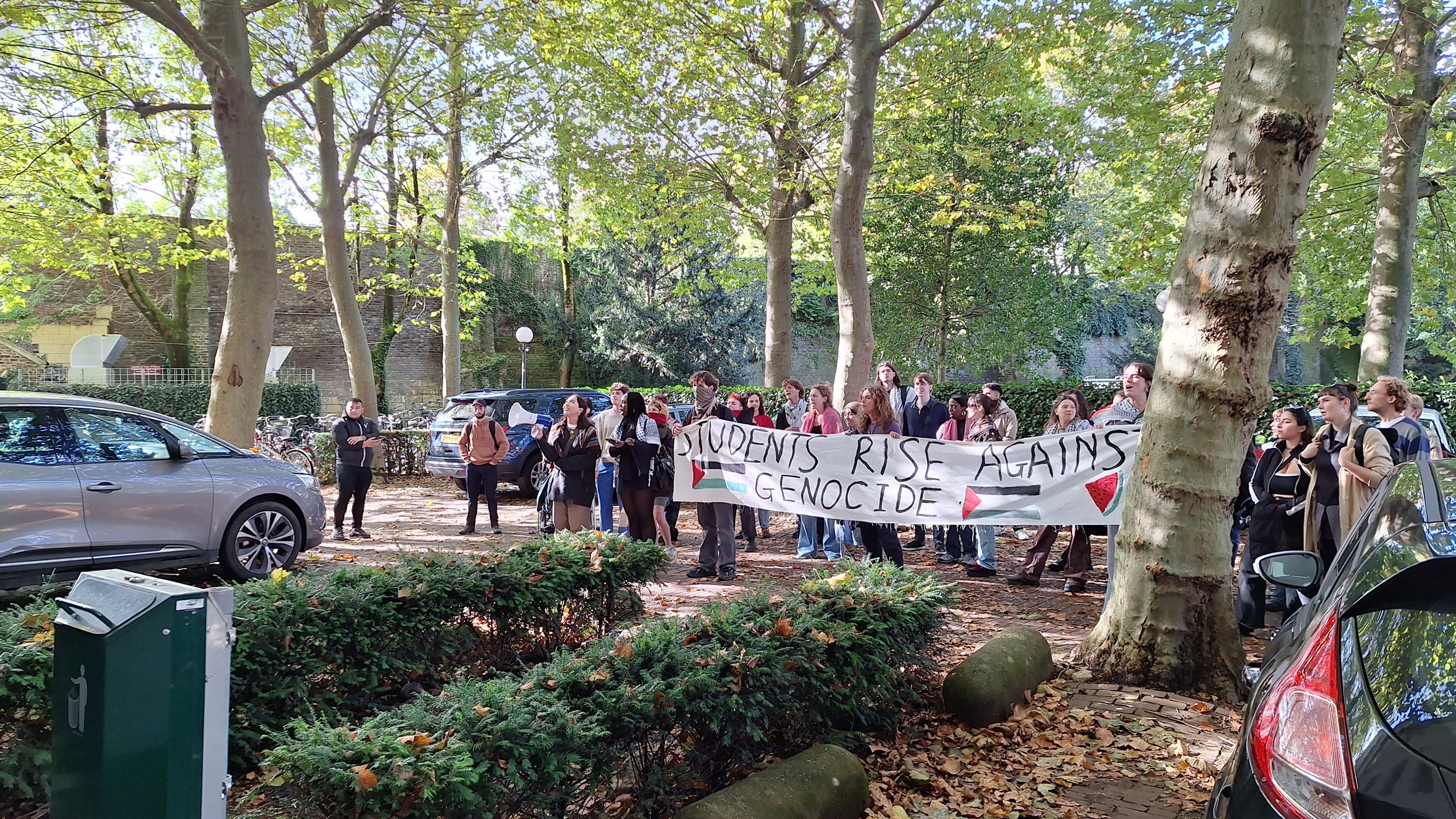 Pro-Palestijnse betogers trekken langs universiteitsgebouwen in binnenstad