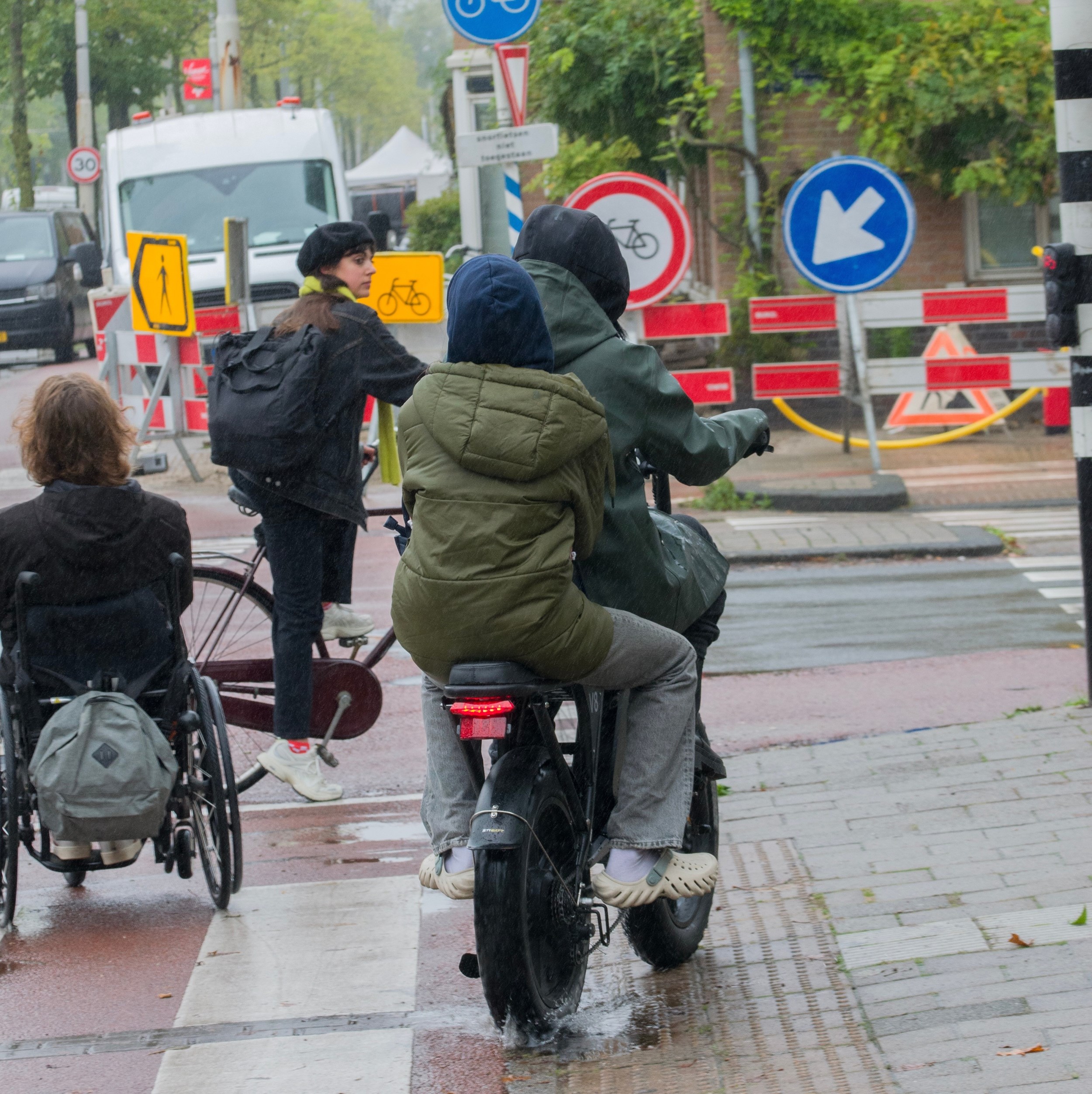 “Laten we als UM het goede voorbeeld geven: zet die helm op!”