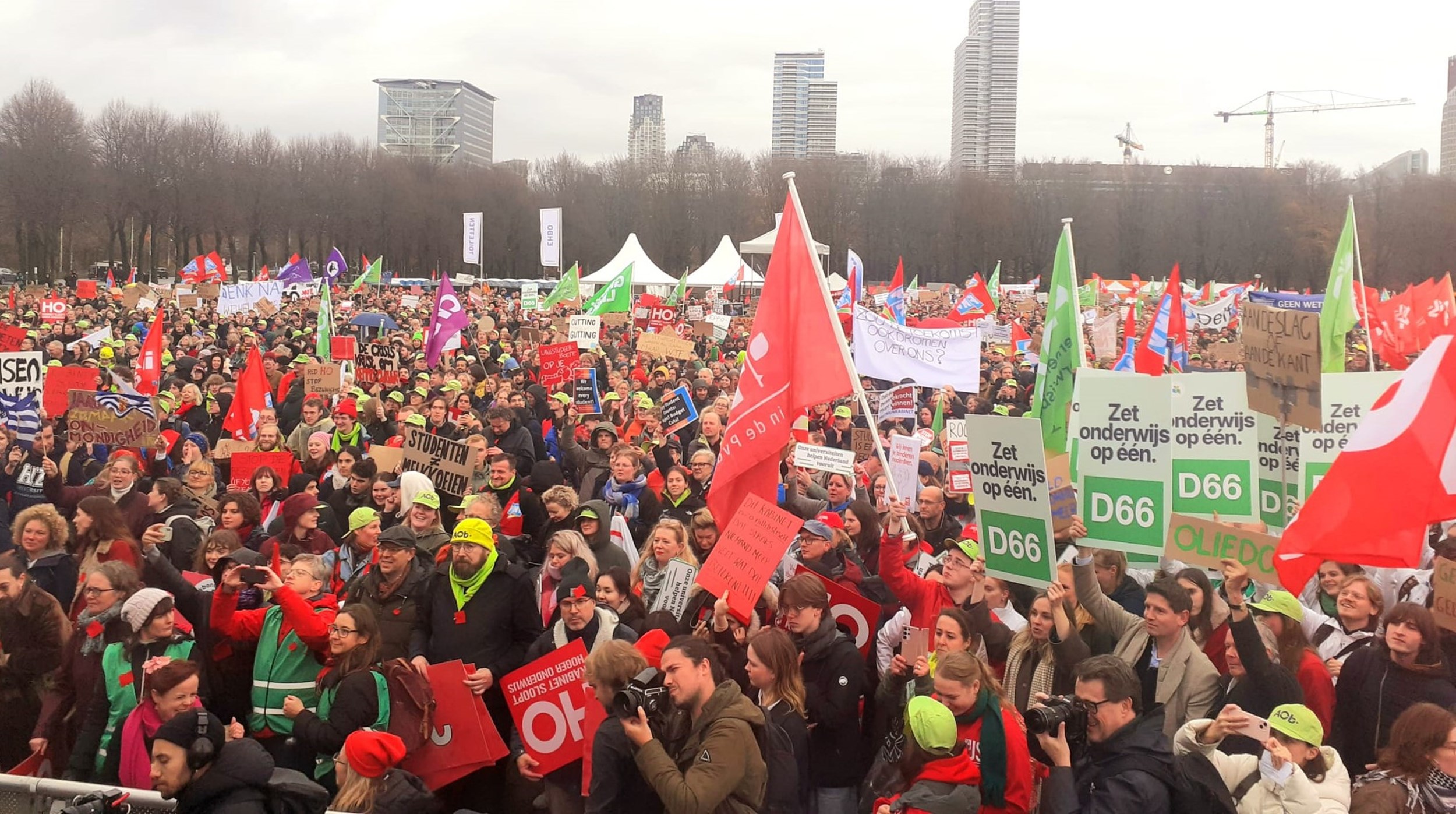 20 duizend demonstranten laten zich horen in Den Haag tegen onderwijsbezuinigingen