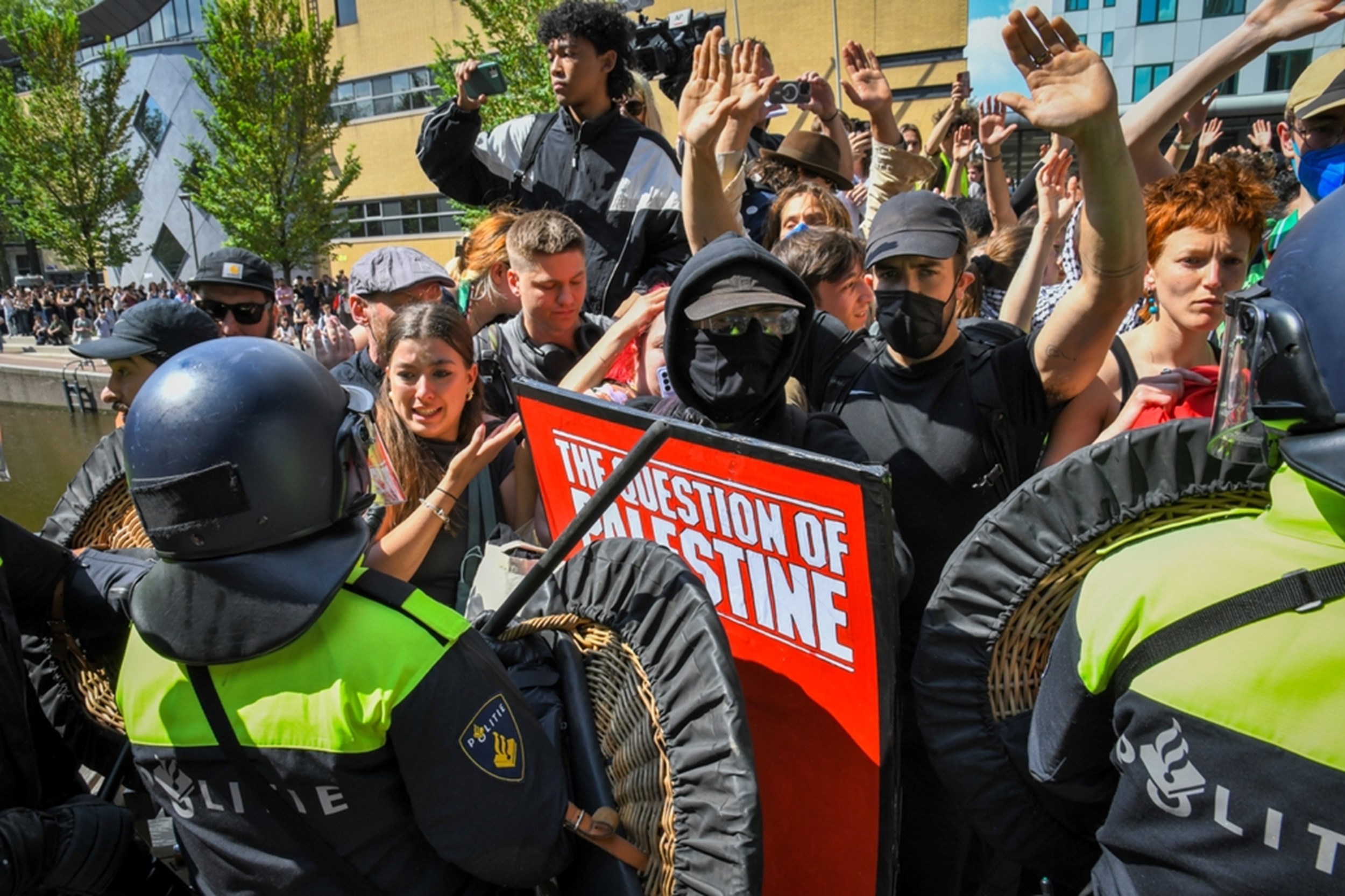 Celstraf voor stokgooier bij UvA-protesten