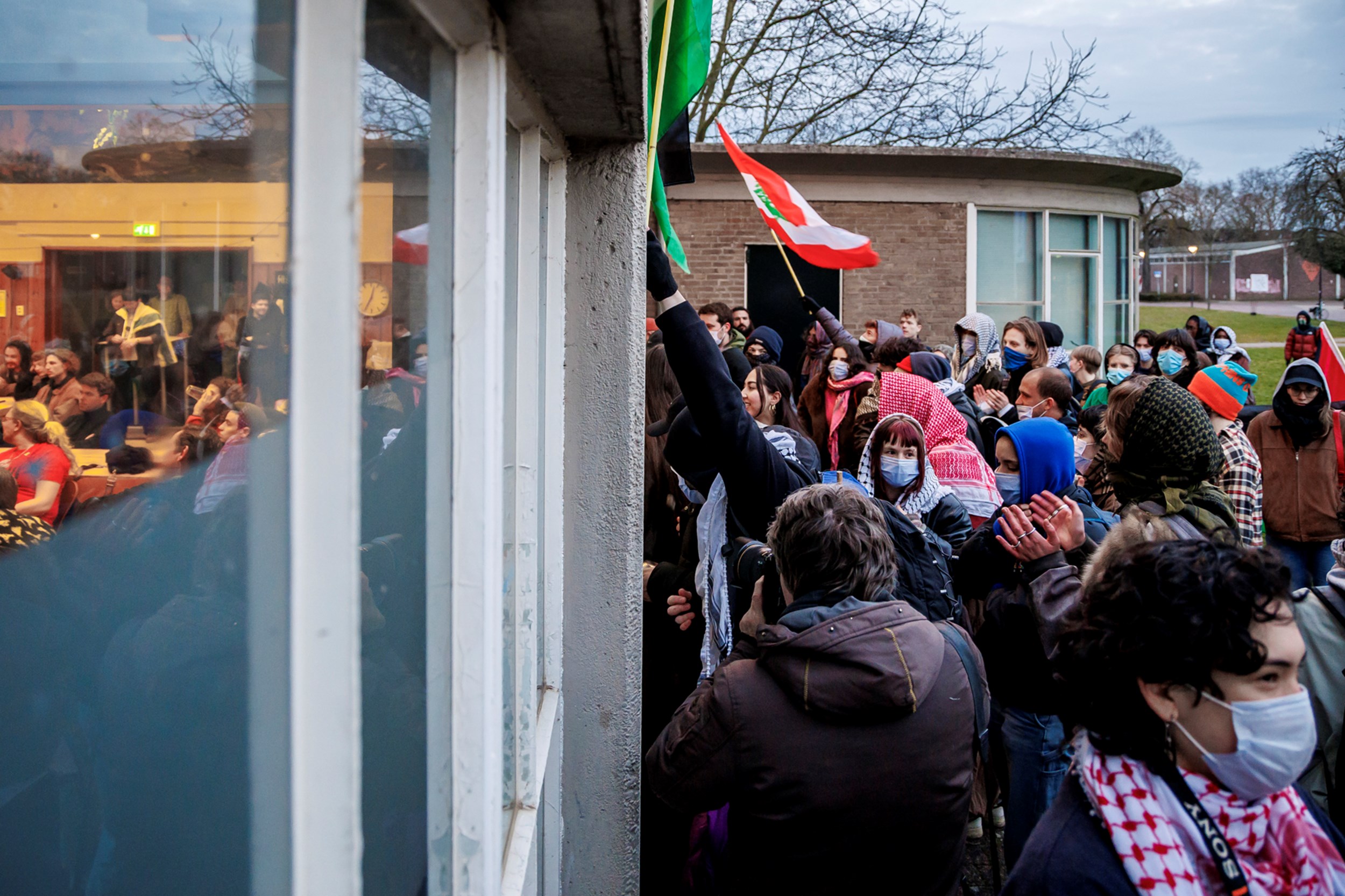 Demonstrerende studenten verstoren pro-Israëlische lezing op Tapijn