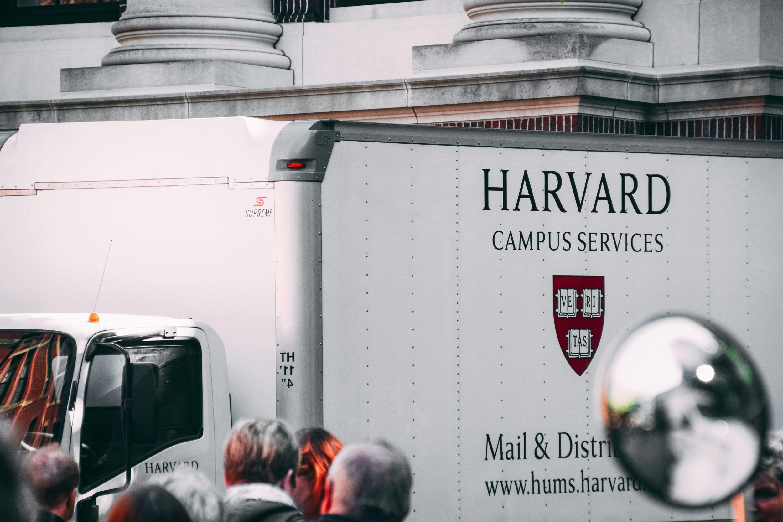 Trump blijft snijden: 450 miljoen minder voor Harvard 