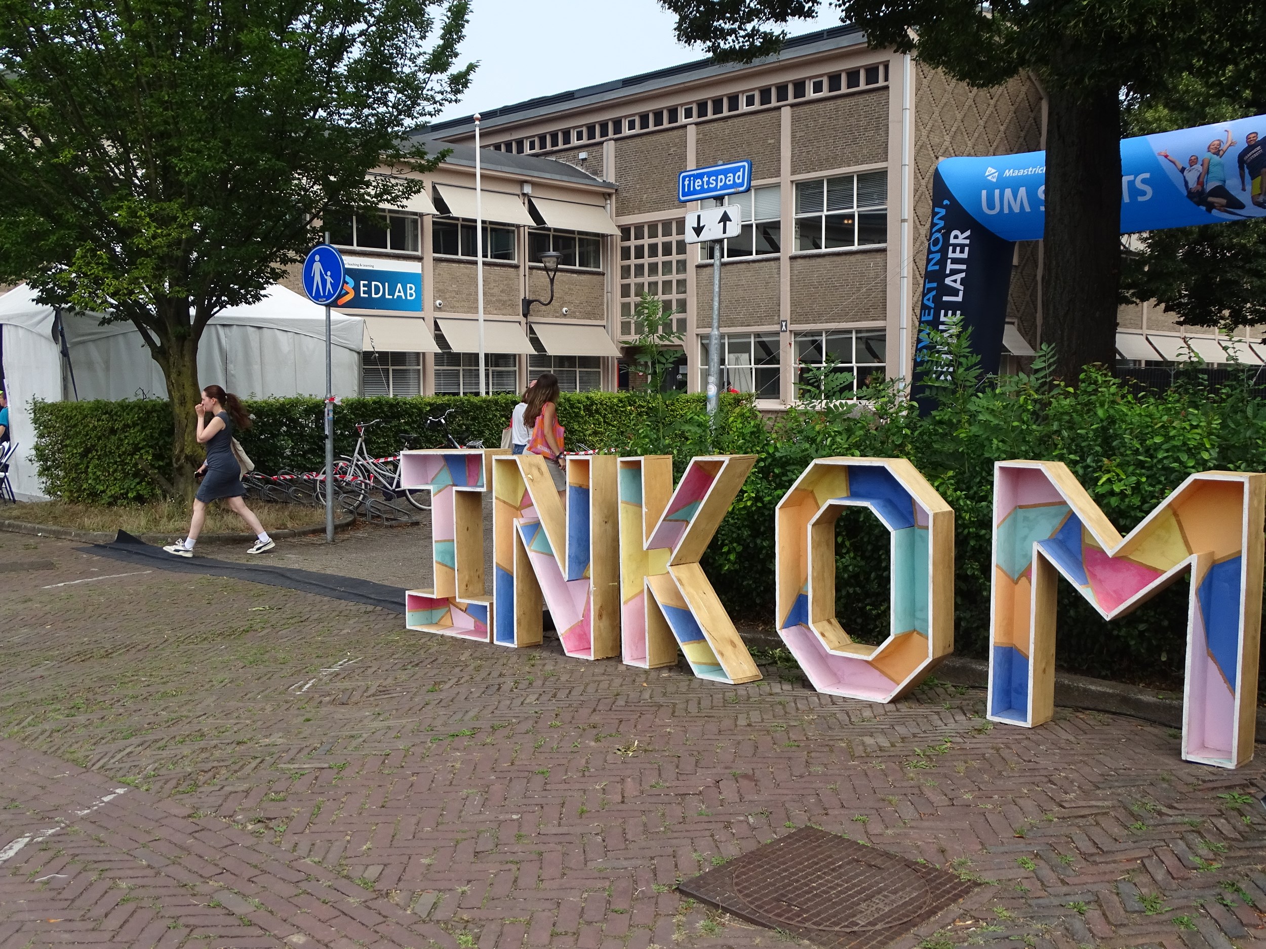 Spijkerpoepen en ranja voor internationals