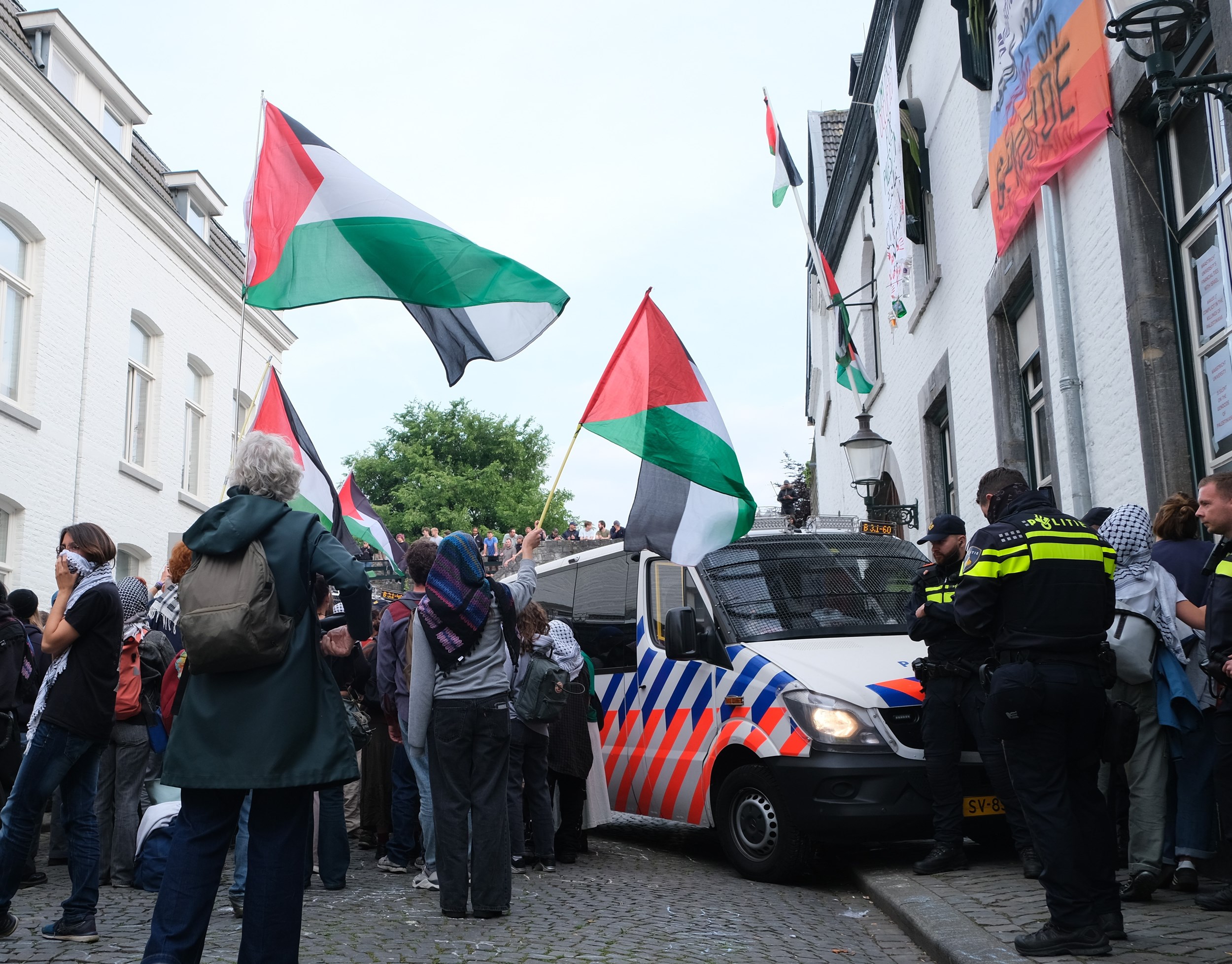 Meningen politie-inzet verdeeld: “Buitenproportioneel” of “begrijpelijk”