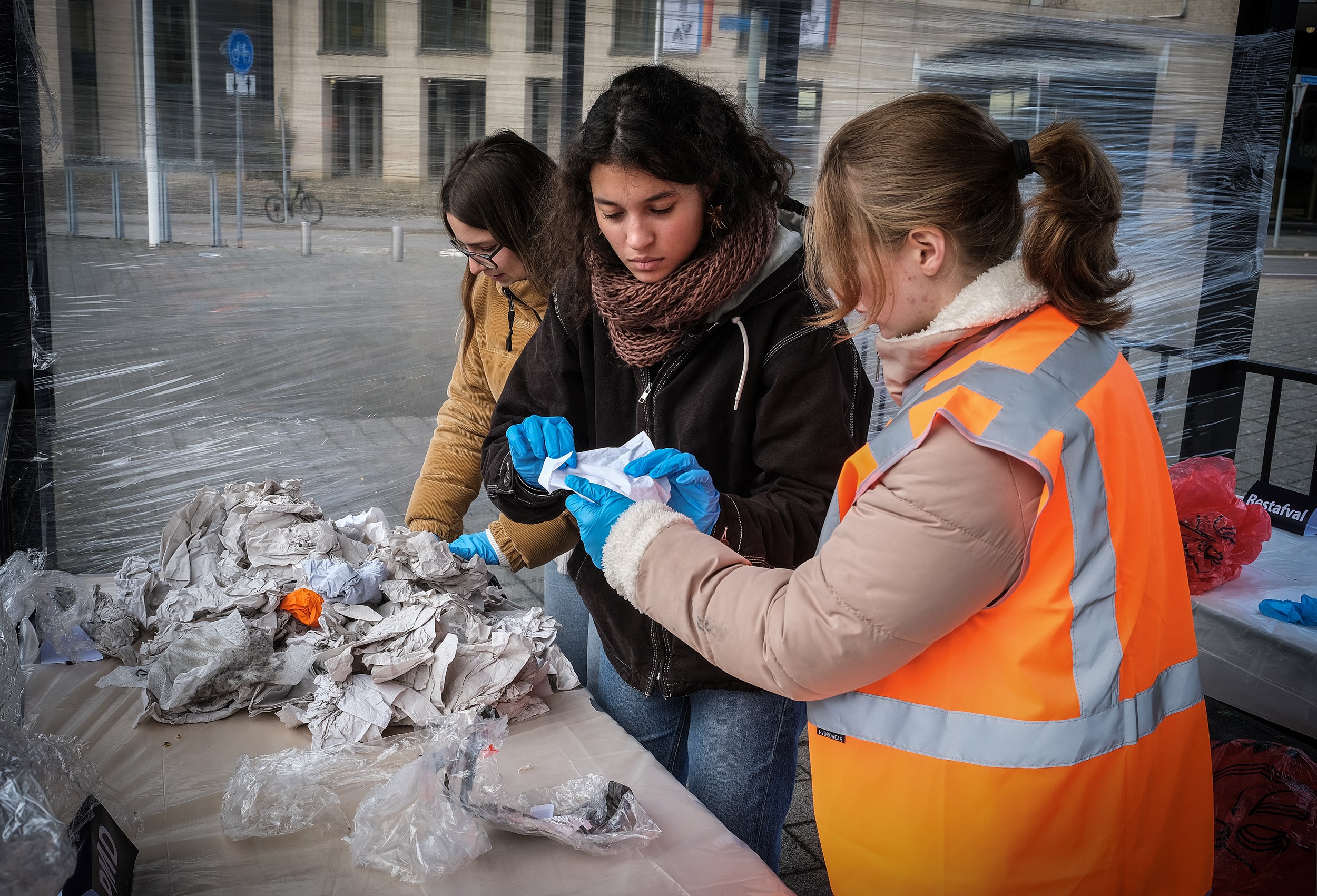 “Jongens, die handschoenen horen wél bij het restafval”