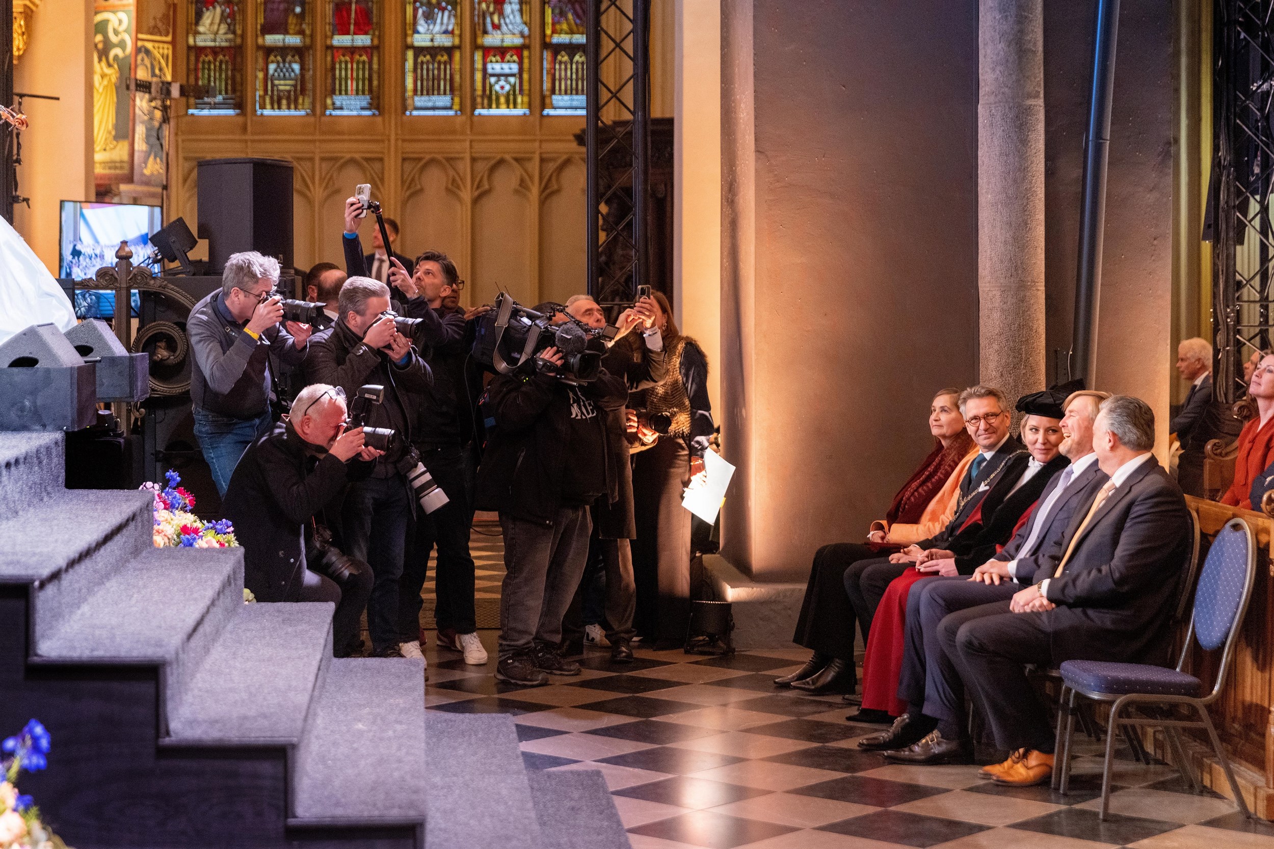 Diesviering: Feestelijk trompetgeschal afgewisseld met sombere woorden