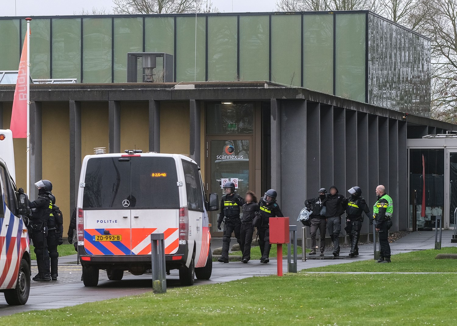 UPDATE Bezetting beëindigd, activisten naar buiten geleid